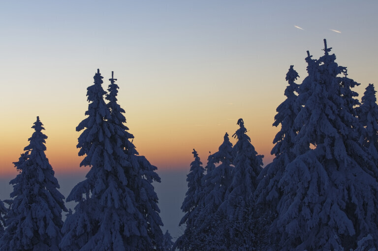 Maerchenhafte Winterlandschaft mit Abendrot