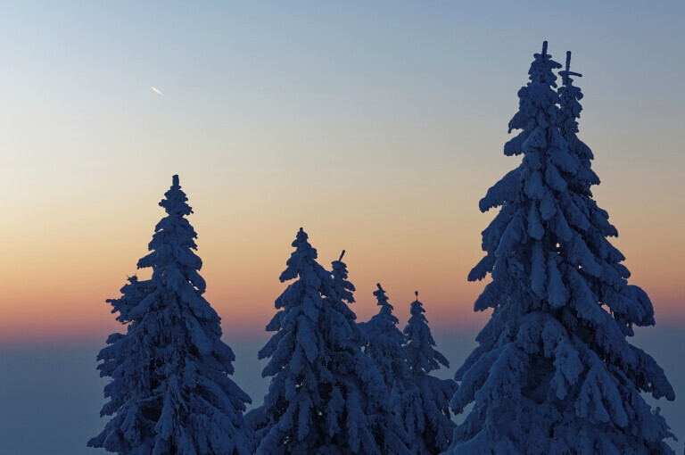 Maerchenhafte Winterlandschaft mit Abendrot